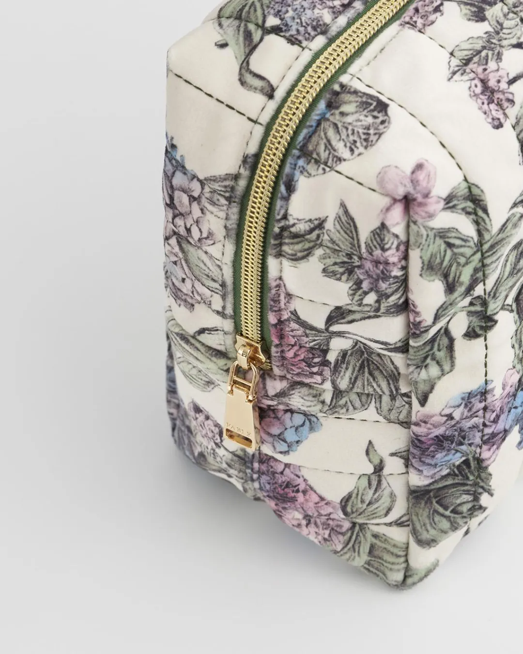 Fashion Fable England Hydrangea Large Quilted Makeup Bag