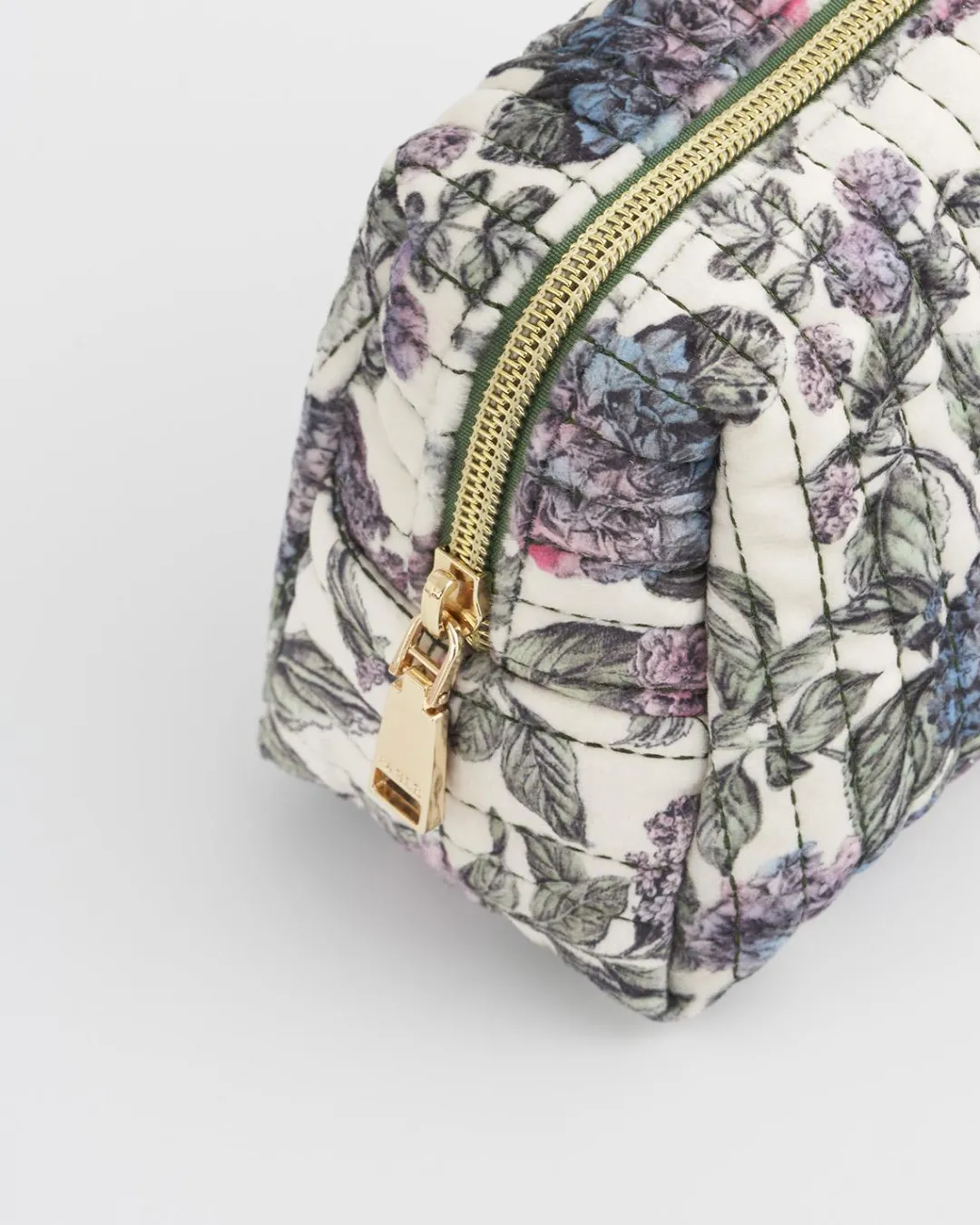 Discount Fable England Hydrangea Small Quilted Makeup Bag